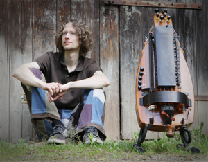 Ein Bild, das Kleidung, Person, Gras, Musikinstrument enthält.
Automatisch generierte Beschreibung