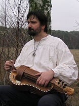Ein Bild, das Musik, Musikinstrument, Person, Kleidung enthält.
Automatisch generierte Beschreibung