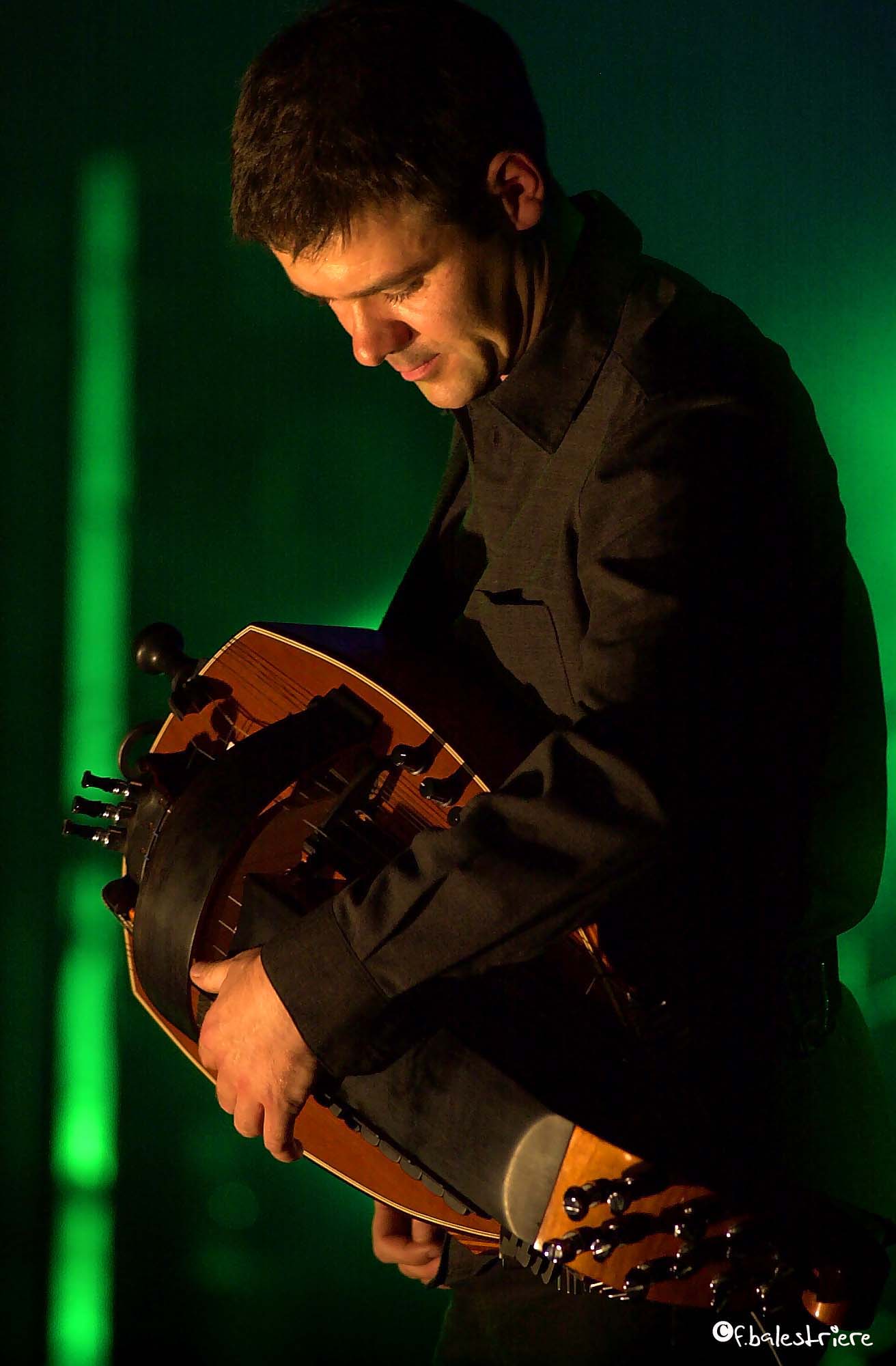 Ein Bild, das Konzert, Musikinstrument, Person, Kleidung enthält.
Automatisch generierte Beschreibung